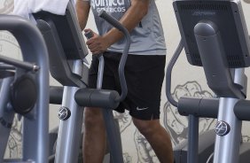 O atacante Adriano continua sua recuperao com os fisioterapeutas Bruno Mazziotti e Caio Mello durante o treino do Corinthians que aconteceu esta tarde no CT Joaquim Grava, no Parque Ecolgico do Tiete. O time se prepara para o jogo contra o Bahia/BA, amanh, quarta-feira, dia 29/06, no estdio Roberto Santos, o Pituacu, em Salvador, pela 7 rodada do Brasileiro 2011