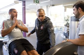 O atacante Adriano continua sua recuperação com os fisioterapeutas Bruno Mazziotti(d) e Caio Mello durante o treino do Corinthians que aconteceu esta tarde no CT Joaquim Grava, no Parque Ecológico do Tiete. O time se prepara para o jogo contra o Bahia/BA, amanhã, quarta-feira, dia 29/06, no estádio Roberto Santos, o Pituacu, em Salvador, pela 7ª rodada do Brasileirão 2011