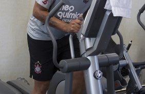 O atacante Adriano continua sua recuperação com os fisioterapeutas Bruno Mazziotti e Caio Mello durante o treino do Corinthians que aconteceu esta tarde no CT Joaquim Grava, no Parque Ecológico do Tiete. O time se prepara para o jogo contra o Bahia/BA, amanhã, quarta-feira, dia 29/06, no estádio Roberto Santos, o Pituacu, em Salvador, pela 7ª rodada do Brasileirão 2011