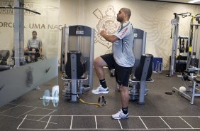 O atacante Adriano continua sua recuperação com os fisioterapeutas Bruno Mazziotti e Caio Mello durante o treino do Corinthians que aconteceu esta tarde no CT Joaquim Grava, no Parque Ecológico do Tiete. O time se prepara para o jogo contra o Bahia/BA, amanhã, quarta-feira, dia 29/06, no estádio Roberto Santos, o Pituacu, em Salvador, pela 7ª rodada do Brasileirão 2011