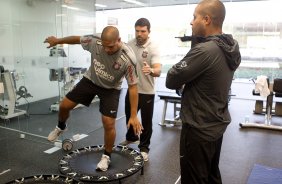 O atacante Adriano continua sua recuperação com os fisioterapeutas Bruno Mazziotti e Caio Mello durante o treino do Corinthians que aconteceu esta tarde no CT Joaquim Grava, no Parque Ecológico do Tiete. O time se prepara para o jogo contra o Bahia/BA, amanhã, quarta-feira, dia 29/06, no estádio Roberto Santos, o Pituacu, em Salvador, pela 7ª rodada do Brasileirão 2011