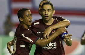 Chicão comemora seu gol de penalti durante a partida entre Bahia/BA x Corinthians, realizada esta noite no estádio Roberto Santos, o Pituacu, pela 7ª rodada do Campeonato Brasileiro de 2011