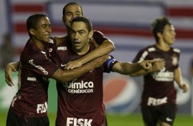 Chicão comemora seu gol de penalti durante a partida entre Bahia/BA x Corinthians, realizada esta noite no estádio Roberto Santos, o Pituacu, pela 7ª rodada do Campeonato Brasileiro de 2011