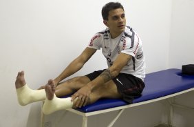 Fabio Santos nos vestiários antes da partida entre Bahia/BA x Corinthians, realizada esta noite no estádio Roberto Santos, o Pituacu, pela 7ª rodada do Campeonato Brasileiro de 2011