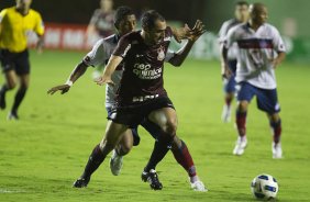 Jancarlos e Danilo durante a partida entre Bahia/BA x Corinthians, realizada esta noite no estádio Roberto Santos, o Pituacu, pela 7ª rodada do Campeonato Brasileiro de 2011