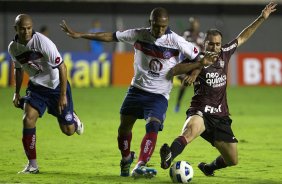 Jancarlos; Paulo Miranda e Danilo durante a partida entre Bahia/BA x Corinthians, realizada esta noite no estádio Roberto Santos, o Pituacu, pela 7ª rodada do Campeonato Brasileiro de 2011