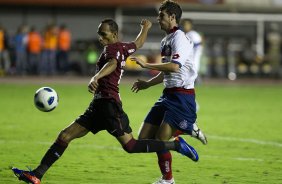 Liedson e Danny Morais durante a partida entre Bahia/BA x Corinthians, realizada esta noite no estádio Roberto Santos, o Pituacu, pela 7ª rodada do Campeonato Brasileiro de 2011