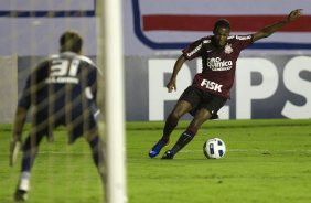 Marcelo Lomba e Edenilson durante a partida entre Bahia/BA x Corinthians, realizada esta noite no estádio Roberto Santos, o Pituacu, pela 7ª rodada do Campeonato Brasileiro de 2011