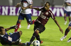 Marcelo Lomba faz penalti em Liedson durante a partida entre Bahia/BA x Corinthians, realizada esta noite no estádio Roberto Santos, o Pituacu, pela 7ª rodada do Campeonato Brasileiro de 2011