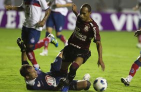 Marcelo Lomba faz penalti em Liedson durante a partida entre Bahia/BA x Corinthians, realizada esta noite no estádio Roberto Santos, o Pituacu, pela 7ª rodada do Campeonato Brasileiro de 2011