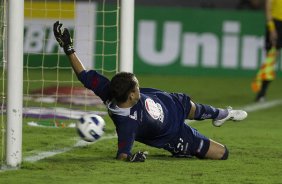 Marcelo Lomba não segura o penalti batido por Chicão durante a partida entre Bahia/BA x Corinthians, realizada esta noite no estádio Roberto Santos, o Pituacu, pela 7ª rodada do Campeonato Brasileiro de 2011