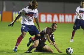 Paulo Miranda e Danilo durante a partida entre Bahia/BA x Corinthians, realizada esta noite no estádio Roberto Santos, o Pituacu, pela 7ª rodada do Campeonato Brasileiro de 2011