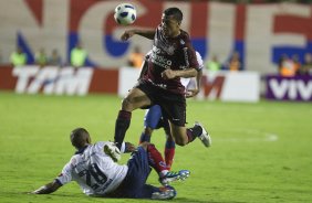 Paulo Miranda e Ralf durante a partida entre Bahia/BA x Corinthians, realizada esta noite no estádio Roberto Santos, o Pituacu, pela 7ª rodada do Campeonato Brasileiro de 2011