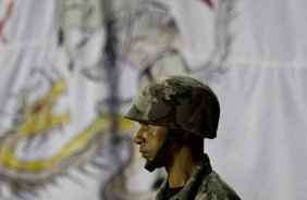 Policial assiste ao jogo durante a partida entre Bahia/BA x Corinthians, realizada esta noite no estádio Roberto Santos, o Pituacu, pela 7ª rodada do Campeonato Brasileiro de 2011