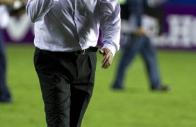 Tite ao sair de campo durante a partida entre Bahia/BA x Corinthians, realizada esta noite no estádio Roberto Santos, o Pituacu, pela 7ª rodada do Campeonato Brasileiro de 2011