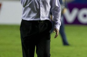 Tite ao sair de campo durante a partida entre Bahia/BA x Corinthians, realizada esta noite no estádio Roberto Santos, o Pituacu, pela 7ª rodada do Campeonato Brasileiro de 2011