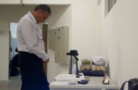 Tite rezando nos vestiários antes da partida entre Bahia/BA x Corinthians, realizada esta noite no estádio Roberto Santos, o Pituacu, pela 7ª rodada do Campeonato Brasileiro de 2011