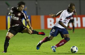Willian e Paulo Miranda durante a partida entre Bahia/BA x Corinthians, realizada esta noite no estádio Roberto Santos, o Pituacu, pela 7ª rodada do Campeonato Brasileiro de 2011