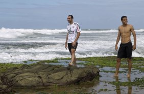 Danilo e Welder durante o treino do Corinthians que aconteceu esta manhã na praia de Stella Maris, em Salvador. O time se prepara para o jogo contra o Vasco da Gama, quarta-feira, dia 06/07, no estádio do Pacaembu, pela 8ª rodada do Brasileirão 2011