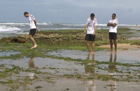 Danilo; Welder e Edenilson durante o treino do Corinthians que aconteceu esta manh na praia de Stella Maris, em Salvador. O time se prepara para o jogo contra o Vasco da Gama, quarta-feira, dia 06/07, no estdio do Pacaembu, pela 8 rodada do Brasileiro 2011