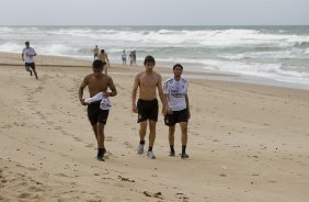 Denner; Paulo André e Wallace durante o treino do Corinthians que aconteceu esta manhã na praia de Stella Maris, em Salvador. O time se prepara para o jogo contra o Vasco da Gama, quarta-feira, dia 06/07, no estádio do Pacaembu, pela 8ª rodada do Brasileirão 2011