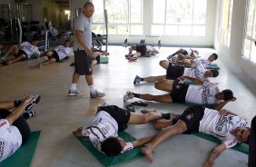 Eduardo Silva comanda o treino do Corinthians que aconteceu esta manh na praia de Stella Maris, em Salvador. O time se prepara para o jogo contra o Vasco da Gama, quarta-feira, dia 06/07, no estdio do Pacaembu, pela 8 rodada do Brasileiro 2011