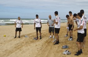 Eduardo Silva, preparador fisico, comanda o treino do Corinthians que aconteceu esta manh na praia de Stella Maris, em Salvador. O time se prepara para o jogo contra o Vasco da Gama, quarta-feira, dia 06/07, no estdio do Pacaembu, pela 8 rodada do Brasileiro 2011