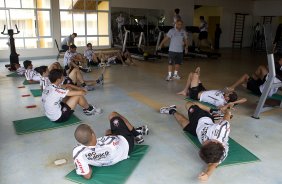 Eduardo Silva, preparador fisico, comanda o treino do Corinthians que aconteceu esta manh na praia de Stella Maris, em Salvador. O time se prepara para o jogo contra o Vasco da Gama, quarta-feira, dia 06/07, no estdio do Pacaembu, pela 8 rodada do Brasileiro 2011