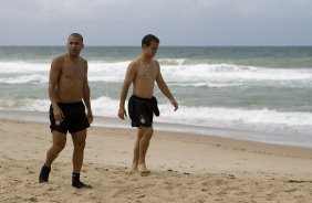 Emerson e Morais durante o treino do Corinthians que aconteceu esta manhã na praia de Stella Maris, em Salvador. O time se prepara para o jogo contra o Vasco da Gama, quarta-feira, dia 06/07, no estádio do Pacaembu, pela 8ª rodada do Brasileirão 2011