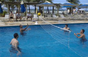 Jogo de volei na piscina durante o treino do Corinthians que aconteceu esta manhã na praia de Stella Maris, em Salvador. O time se prepara para o jogo contra o Vasco da Gama, quarta-feira, dia 06/07, no estádio do Pacaembu, pela 8ª rodada do Brasileirão 2011