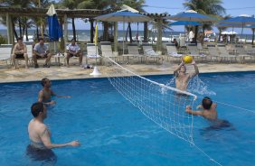 Jogo de volei na piscina durante o treino do Corinthians que aconteceu esta manhã na praia de Stella Maris, em Salvador. O time se prepara para o jogo contra o Vasco da Gama, quarta-feira, dia 06/07, no estádio do Pacaembu, pela 8ª rodada do Brasileirão 2011