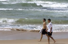 Leandro Castán e Ralf durante o treino do Corinthians que aconteceu esta manhã na praia de Stella Maris, em Salvador. O time se prepara para o jogo contra o Vasco da Gama, quarta-feira, dia 06/07, no estádio do Pacaembu, pela 8ª rodada do Brasileirão 2011