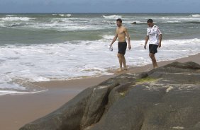 Leandro Castán e Ralf durante o treino do Corinthians que aconteceu esta manhã na praia de Stella Maris, em Salvador. O time se prepara para o jogo contra o Vasco da Gama, quarta-feira, dia 06/07, no estádio do Pacaembu, pela 8ª rodada do Brasileirão 2011