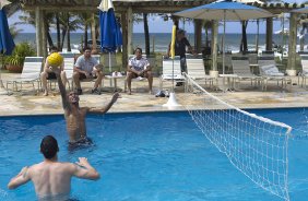 Liedson joga volei na piscina durante o treino do Corinthians que aconteceu esta manh na praia de Stella Maris, em Salvador. O time se prepara para o jogo contra o Vasco da Gama, quarta-feira, dia 06/07, no estdio do Pacaembu, pela 8 rodada do Brasileiro 2011