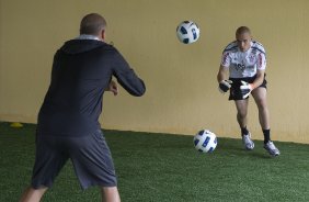 Mauri Lima e Julio Cesar durante o treino do Corinthians que aconteceu esta manhã na praia de Stella Maris, em Salvador. O time se prepara para o jogo contra o Vasco da Gama, quarta-feira, dia 06/07, no estádio do Pacaembu, pela 8ª rodada do Brasileirão 2011