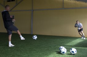 Mauri Lima e Julio Cesar durante o treino do Corinthians que aconteceu esta manhã na praia de Stella Maris, em Salvador. O time se prepara para o jogo contra o Vasco da Gama, quarta-feira, dia 06/07, no estádio do Pacaembu, pela 8ª rodada do Brasileirão 2011