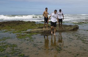 Welder; Danilo e Edenilson durante o treino do Corinthians que aconteceu esta manhã na praia de Stella Maris, em Salvador. O time se prepara para o jogo contra o Vasco da Gama, quarta-feira, dia 06/07, no estádio do Pacaembu, pela 8ª rodada do Brasileirão 2011