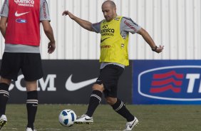 Alessandro durante o treino do Corinthians que aconteceu esta manhã no CT Joaquim Grava, no Parque Ecológico do Tiete. O time se prepara para o jogo contra o Vasco da Gama, dia 06/07, quarta-feira, a noite, no estádio do Pacaembu, pela 8ª rodada do Brasileirão 2011