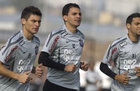 Alex; Fabio Santos e Welder durante o treino do Corinthians que aconteceu esta manhã no CT Joaquim Grava, no Parque Ecológico do Tiete. O time se prepara para o jogo contra o Vasco da Gama, dia 06/07, quarta-feira, a noite, no estádio do Pacaembu, pela 8ª rodada do Brasileirão 2011