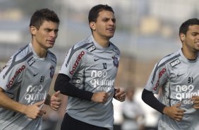 Alex; Fabio Santos e Welder durante o treino do Corinthians que aconteceu esta manh no CT Joaquim Grava, no Parque Ecolgico do Tiete. O time se prepara para o jogo contra o Vasco da Gama, dia 06/07, quarta-feira, a noite, no estdio do Pacaembu, pela 8 rodada do Brasileiro 2011