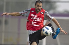 Danilo durante o treino do Corinthians que aconteceu esta manhã no CT Joaquim Grava, no Parque Ecológico do Tiete. O time se prepara para o jogo contra o Vasco da Gama, dia 06/07, quarta-feira, a noite, no estádio do Pacaembu, pela 8ª rodada do Brasileirão 2011