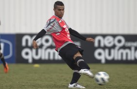 Douglas durante o treino do Corinthians que aconteceu esta manh no CT Joaquim Grava, no Parque Ecolgico do Tiete. O time se prepara para o jogo contra o Vasco da Gama, dia 06/07, quarta-feira, a noite, no estdio do Pacaembu, pela 8 rodada do Brasileiro 2011