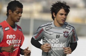 Elias e Willian durante o treino do Corinthians que aconteceu esta manhã no CT Joaquim Grava, no Parque Ecológico do Tiete. O time se prepara para o jogo contra o Vasco da Gama, dia 06/07, quarta-feira, a noite, no estádio do Pacaembu, pela 8ª rodada do Brasileirão 2011