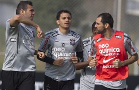 Leandro Castn; Fabio Santos e Danilo durante o treino do Corinthians que aconteceu esta manh no CT Joaquim Grava, no Parque Ecolgico do Tiete. O time se prepara para o jogo contra o Vasco da Gama, dia 06/07, quarta-feira, a noite, no estdio do Pacaembu, pela 8 rodada do Brasileiro 2011