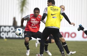 Paulinho durante o treino do Corinthians que aconteceu esta manhã no CT Joaquim Grava, no Parque Ecológico do Tiete. O time se prepara para o jogo contra o Vasco da Gama, dia 06/07, quarta-feira, a noite, no estádio do Pacaembu, pela 8ª rodada do Brasileirão 2011