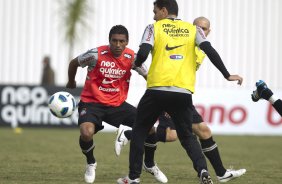 Paulinho durante o treino do Corinthians que aconteceu esta manh no CT Joaquim Grava, no Parque Ecolgico do Tiete. O time se prepara para o jogo contra o Vasco da Gama, dia 06/07, quarta-feira, a noite, no estdio do Pacaembu, pela 8 rodada do Brasileiro 2011