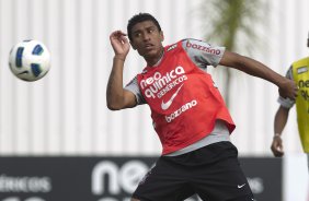Paulinho durante o treino do Corinthians que aconteceu esta manhã no CT Joaquim Grava, no Parque Ecológico do Tiete. O time se prepara para o jogo contra o Vasco da Gama, dia 06/07, quarta-feira, a noite, no estádio do Pacaembu, pela 8ª rodada do Brasileirão 2011