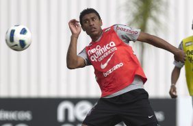 Paulinho durante o treino do Corinthians que aconteceu esta manh no CT Joaquim Grava, no Parque Ecolgico do Tiete. O time se prepara para o jogo contra o Vasco da Gama, dia 06/07, quarta-feira, a noite, no estdio do Pacaembu, pela 8 rodada do Brasileiro 2011