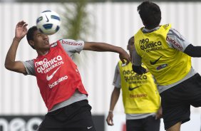 Paulinho durante o treino do Corinthians que aconteceu esta manh no CT Joaquim Grava, no Parque Ecolgico do Tiete. O time se prepara para o jogo contra o Vasco da Gama, dia 06/07, quarta-feira, a noite, no estdio do Pacaembu, pela 8 rodada do Brasileiro 2011