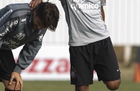 Paulo André e Paulinho durante o treino do Corinthians que aconteceu esta manhã no CT Joaquim Grava, no Parque Ecológico do Tiete. O time se prepara para o jogo contra o Vasco da Gama, dia 06/07, quarta-feira, a noite, no estádio do Pacaembu, pela 8ª rodada do Brasileirão 2011